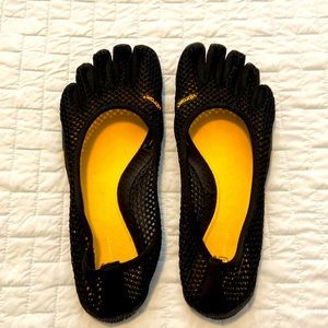 New Vibram Vi-B Black Size 42
